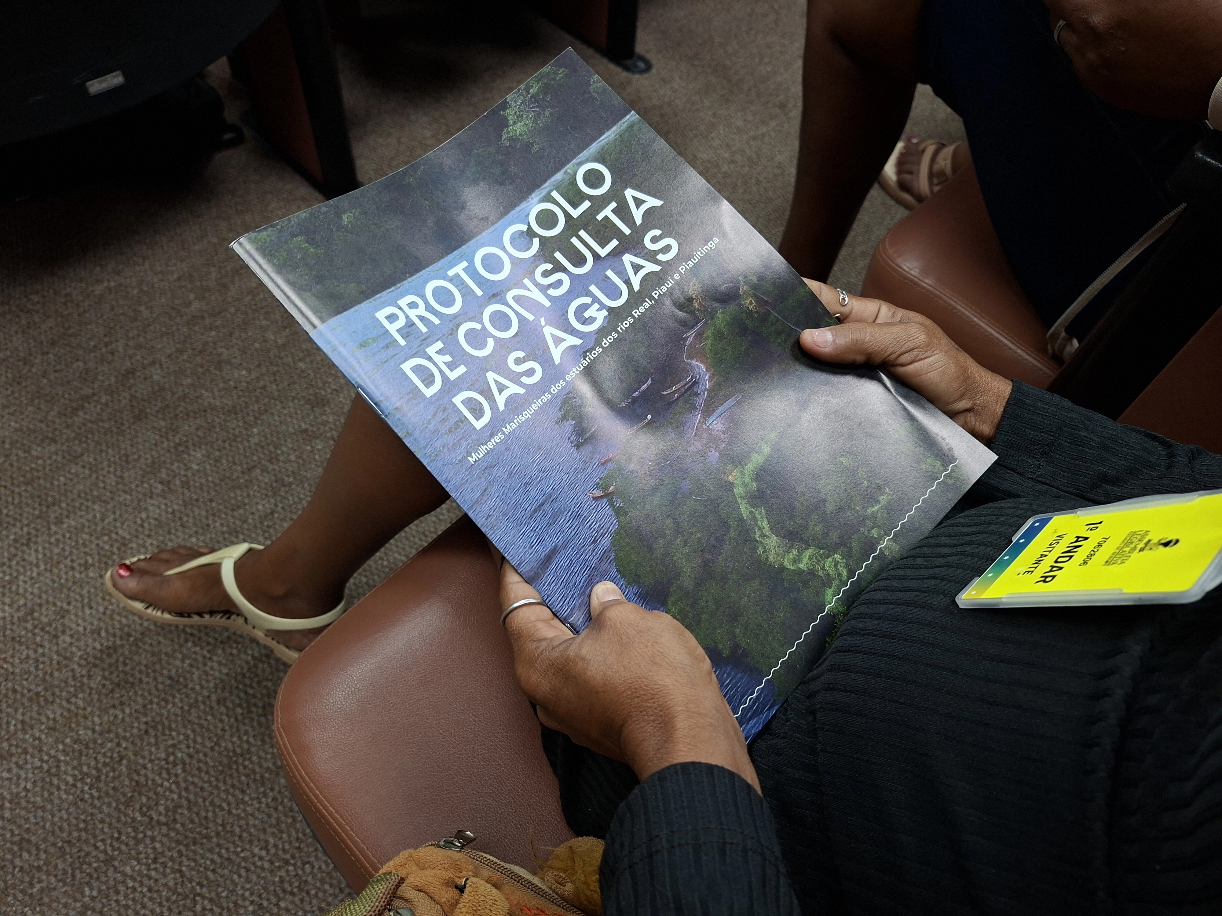 Foto mostra a capa da publicação do Protocolo de Consulta das Águas para mulheres marisqueiras, lançado em Sergipe.