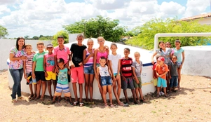 PHOTO-11-Fabiola-and-students-by-water-tank