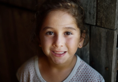 Menina sorrindo para câmera