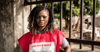 Mulher usando colete da ActionAid