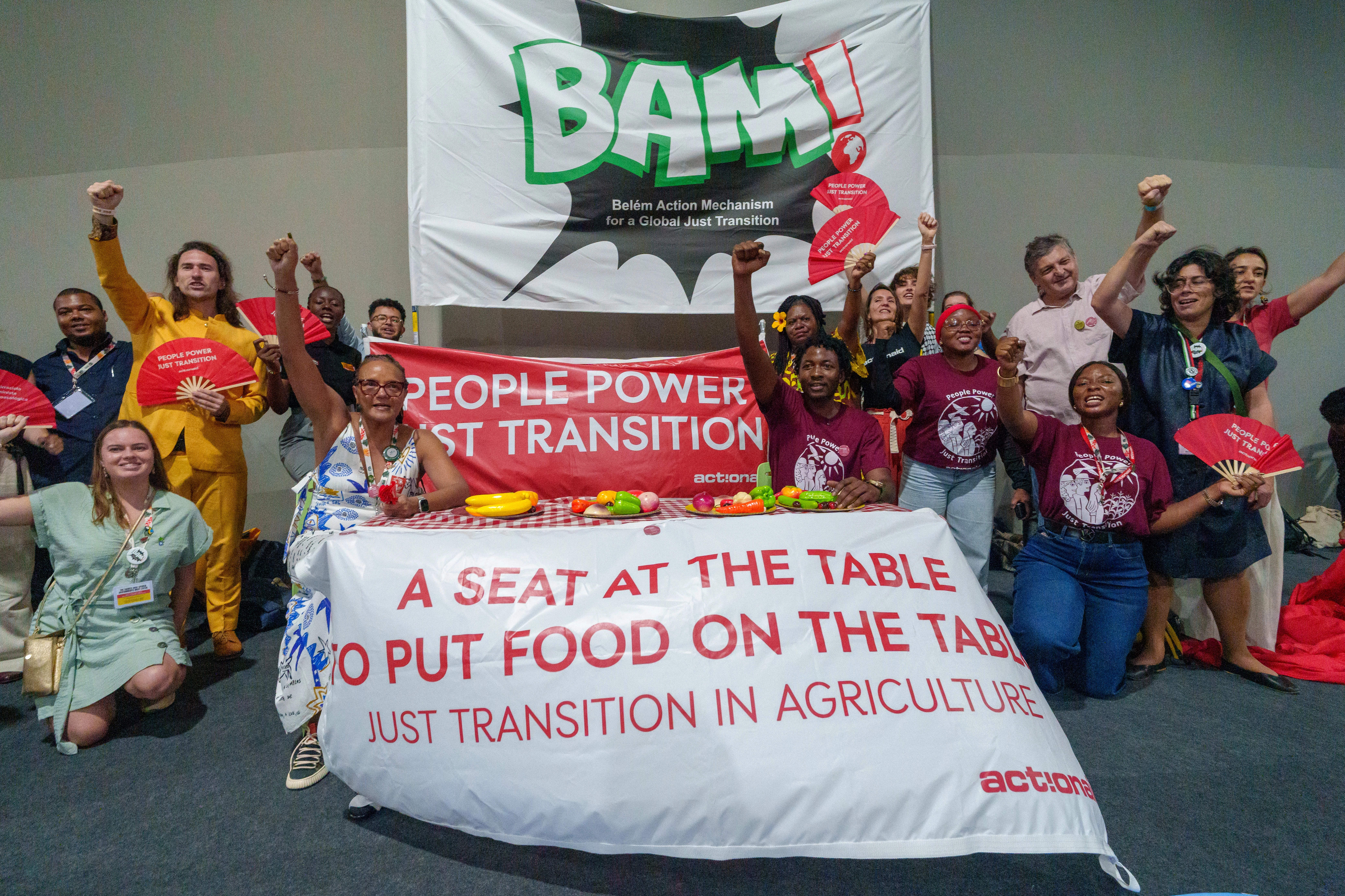 Ação da ActionAid pede por Transição Justa na COP30, em Belém.