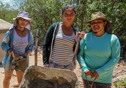 Mulheres trabalhando no campo