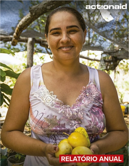 Mulher segurando frutas