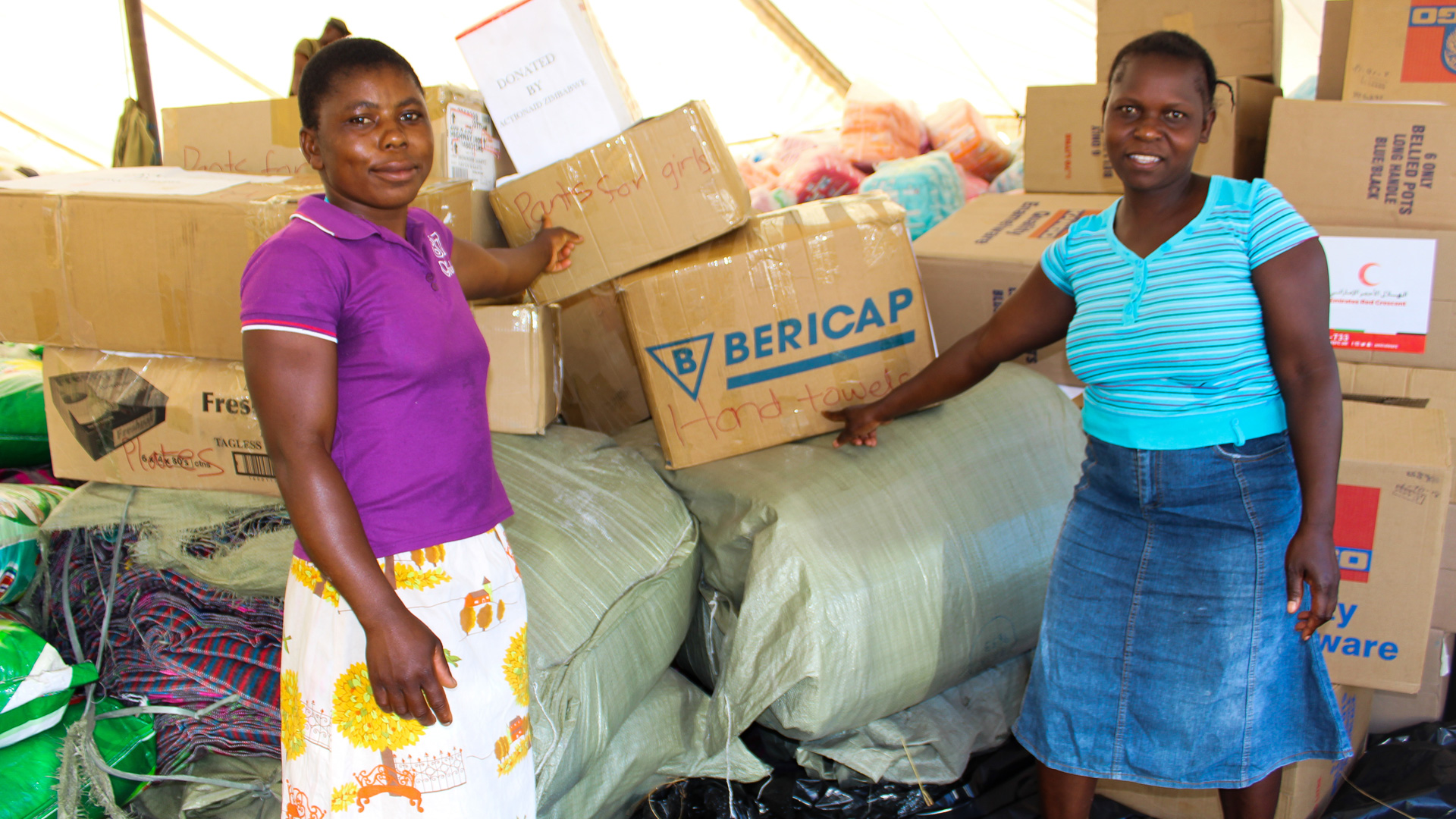 Mulheres lideram a distribuição de suprimentos em Chimanimani, no Zimbábue. Foto: Takaitei Bote/ActionAid