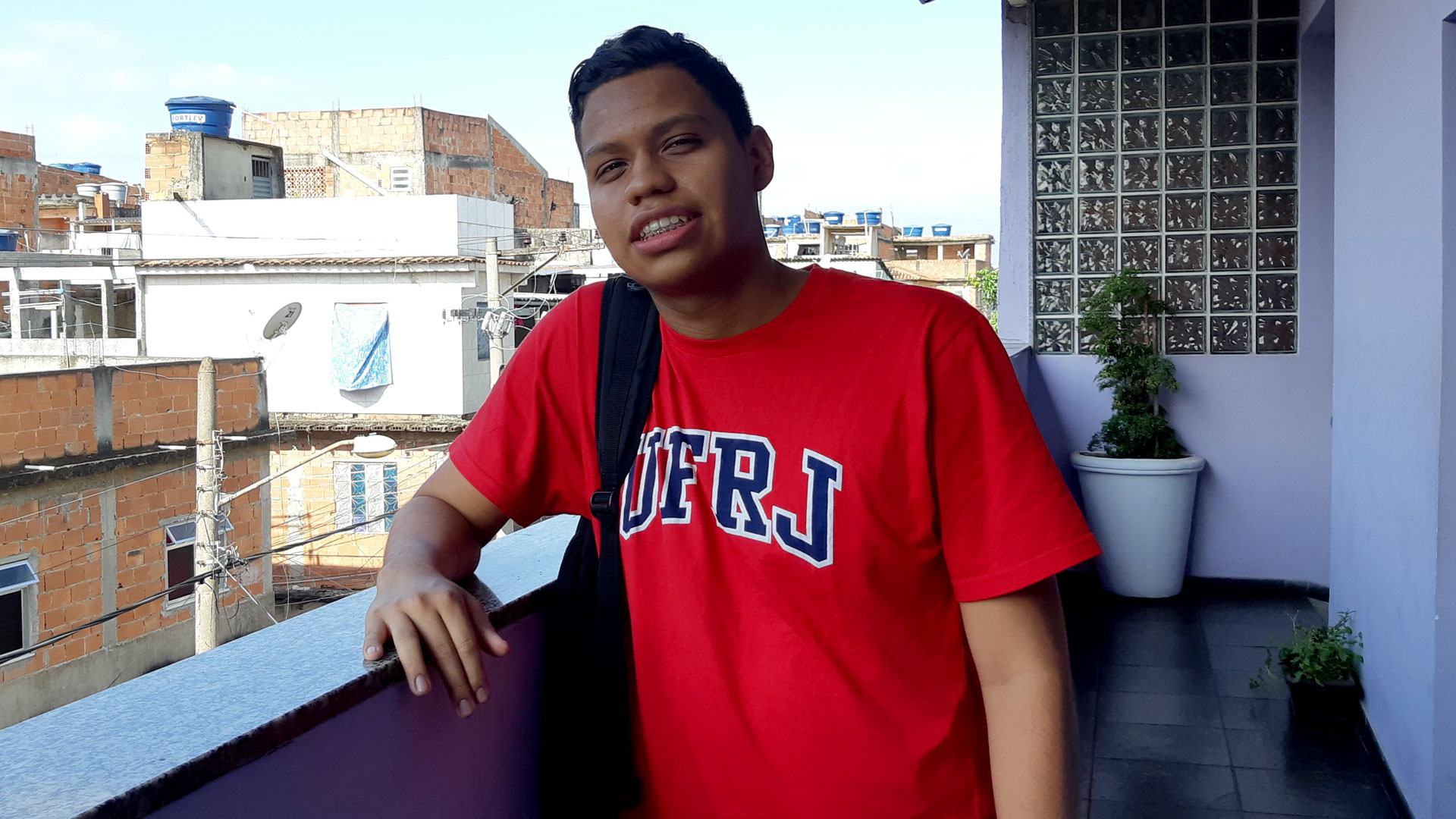 Luan tem 18 anos e vive com nos pais na Maré. Ele participou do nosso programa de apadrinhamento e hoje cursa Letras na universidade. Foto: ActionAid