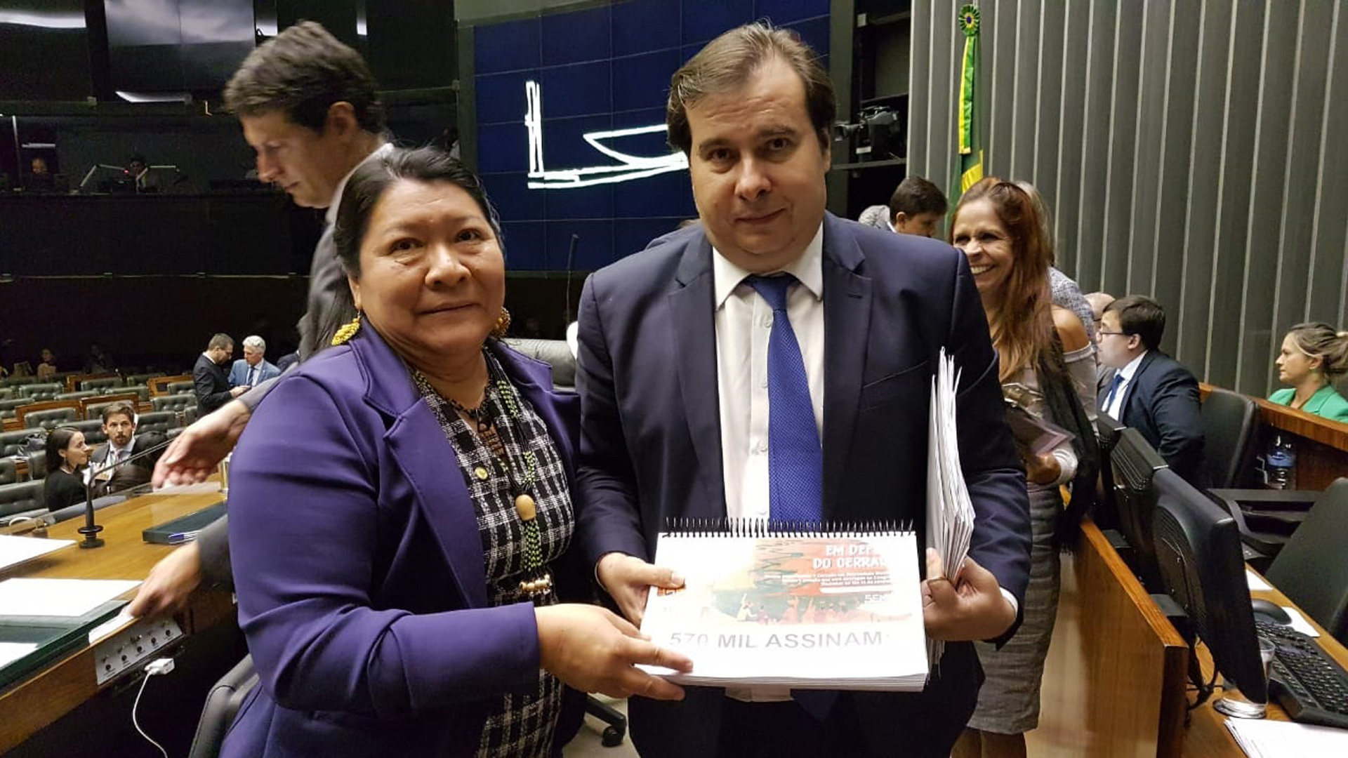 Rodrigo Maia, presidente da Câmara dos Deputados, recebeu a petição em defesa do Cerrado pelas mãos da deputada Joenia Wapichana. Foto: Giovani Mockus