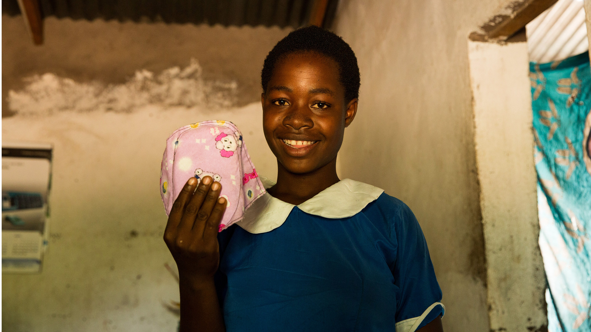 Aida tem 16 anos e foi uma das primeiras estudantes a receberem absorventes reutilizáveis. Foto: ActionAid