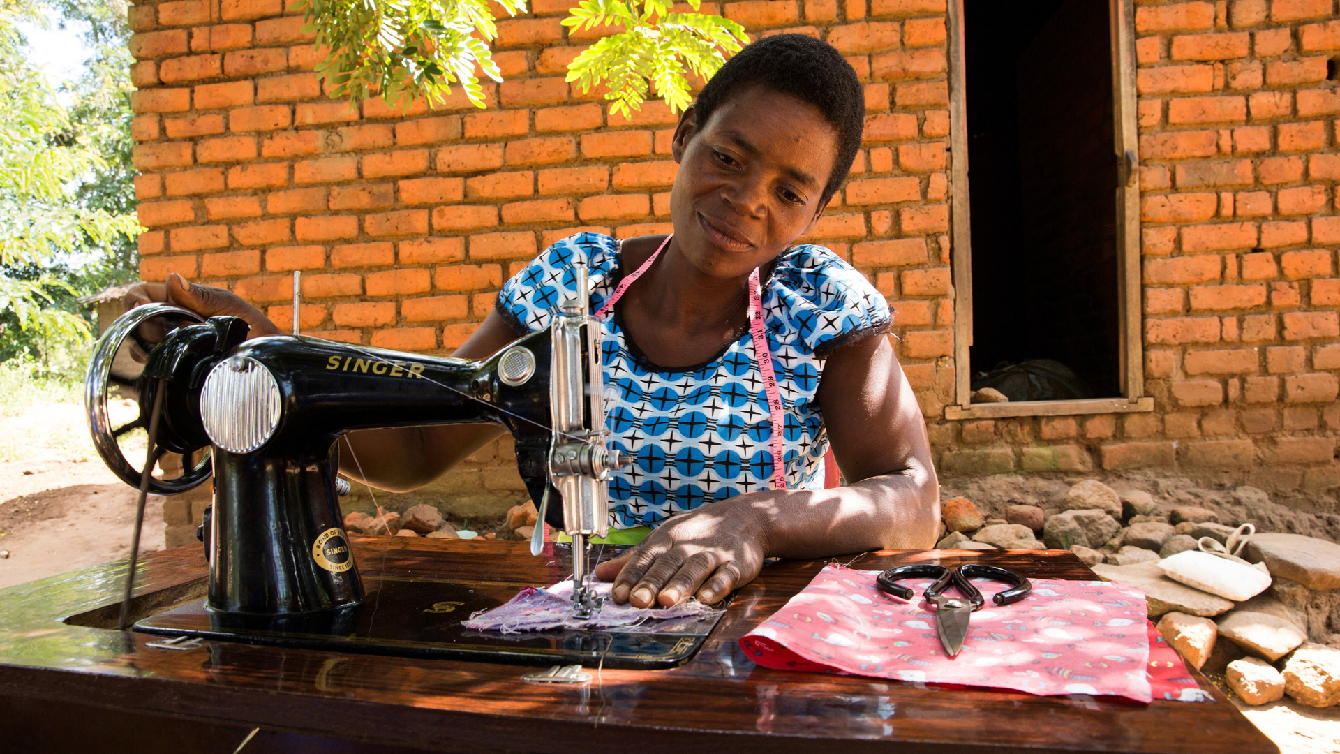 No Malawi, Ruth é uma das mulheres locais que participam de um projeto piloto da ActionAid para criar absorventes de pano reutilizáveis e ecológicos. Foto: ActionAid