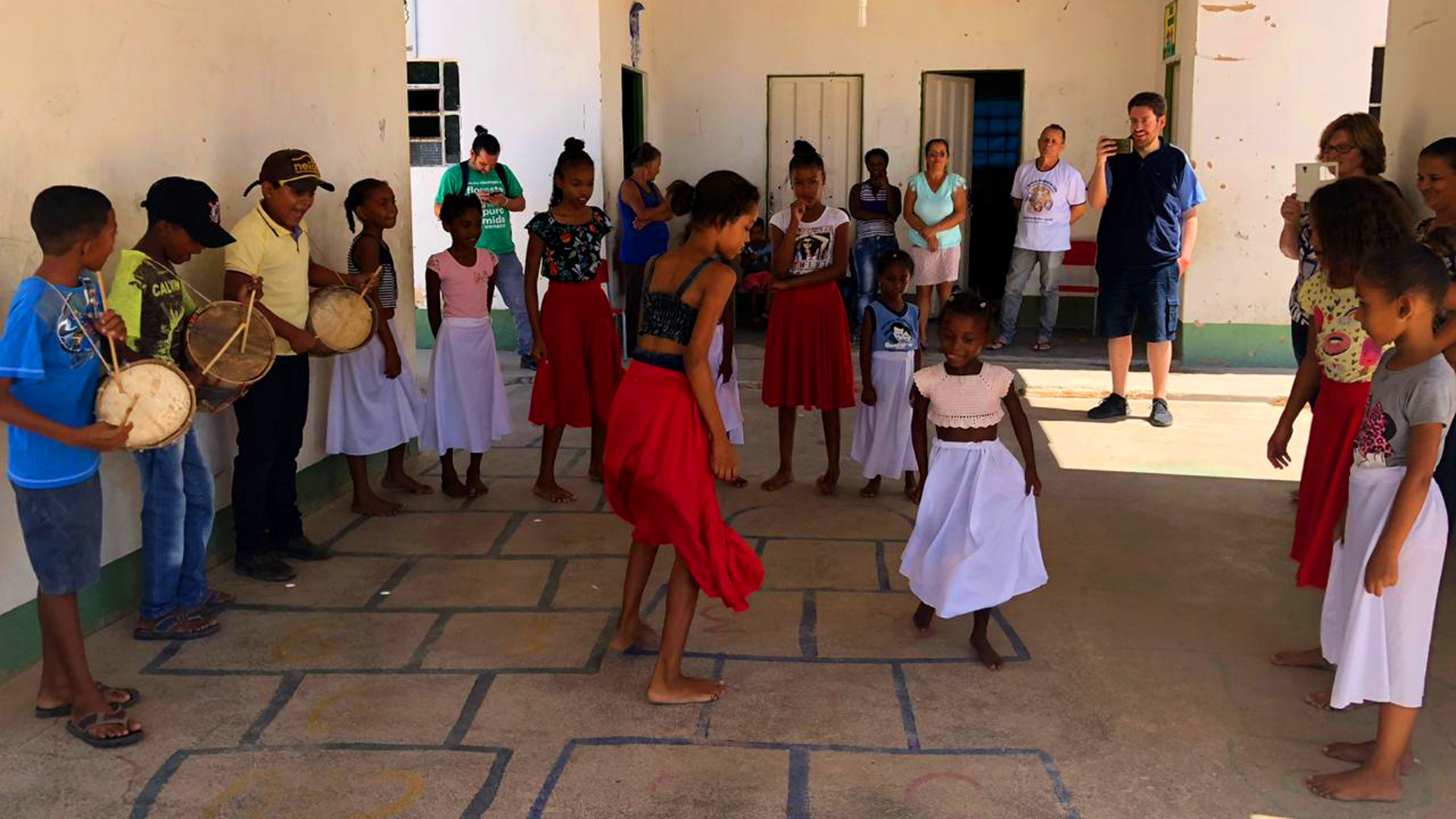 As crianças da comunidade fizeram uma apresentação de dança tradicional da região para os doadores. Foto: ActionAid