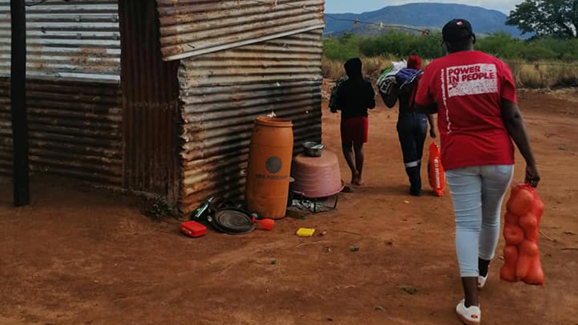 Na África do Sul, a distribuição de alimentos está sendo realizada priorizando lares chefiados por mulheres, com crianças e idosos. Foto: ActionAid