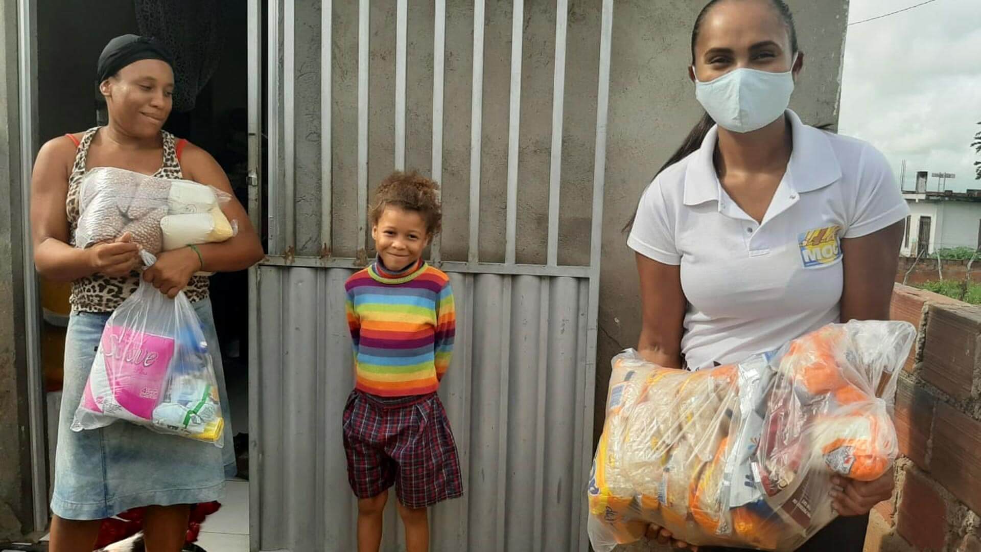 Na Bahia, o MOC já atendeu mais de mil famílias com distribuição de cestas com alimentos agroecológicos, kits de higiene e máscaras de proteção. Foto: MOC