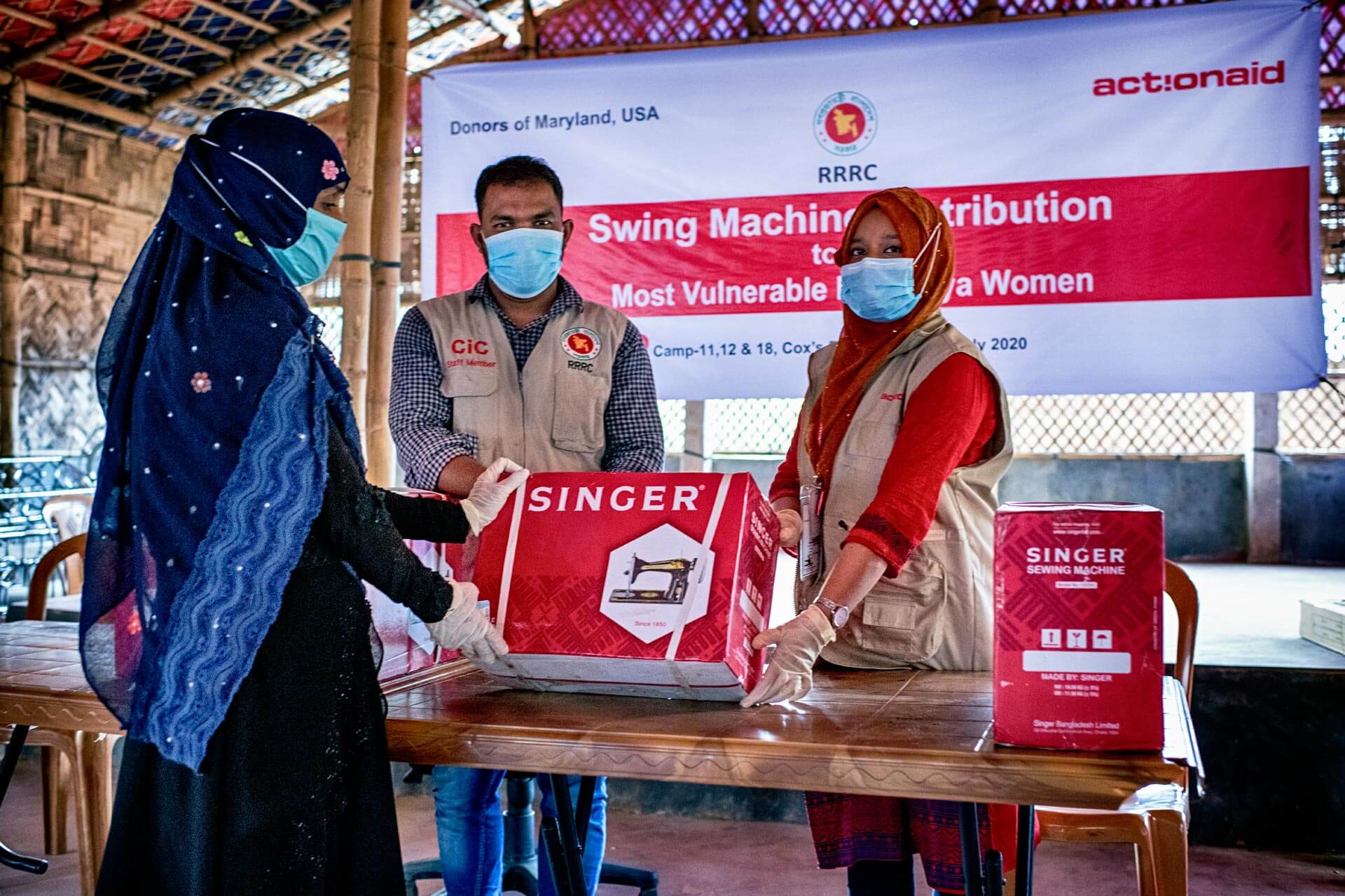 No campo de refugiados de Cox’s Bazar, em Bangladesh, grupos de mulheres receberam máquinas de costura e treinamento para costurar máscaras para vender. Foto: ActionAid