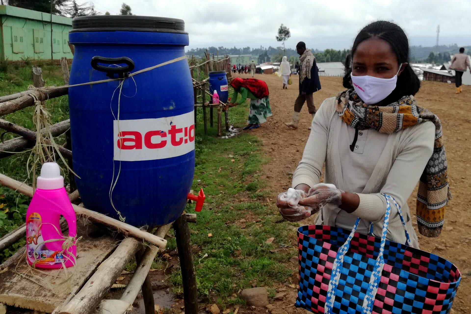 Em alguns países da África, como Gâmbia e Etiópia, o acesso a kits de higiene foi fundamental para ajudar a conter a proliferação do coronavírus. Foto: ActionAid