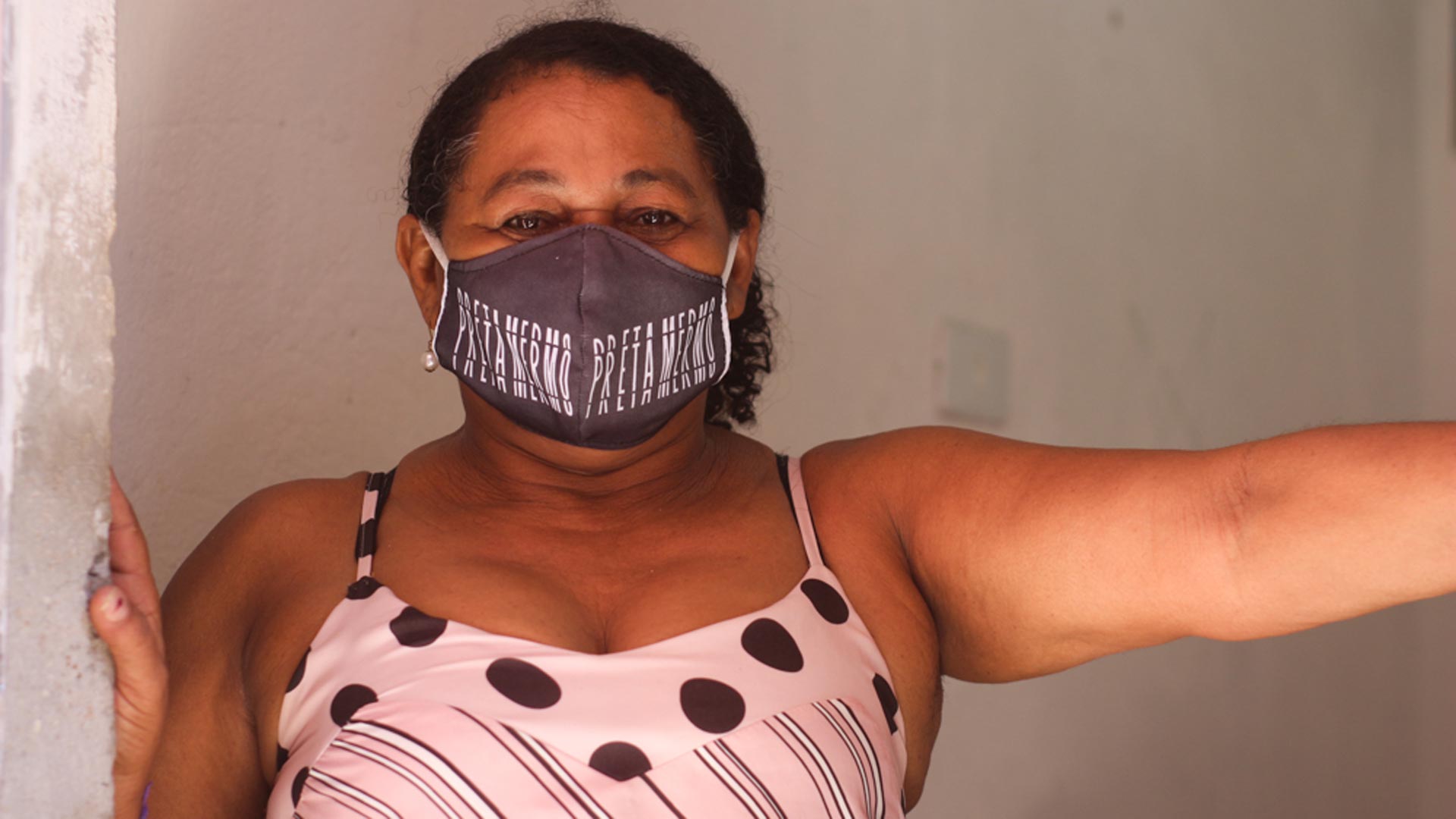 Com uma máquina de costura novinha e um bom treinamento, Sônia agora tem uma nova profissão. Foto: Ventana Filmes / ActionAid