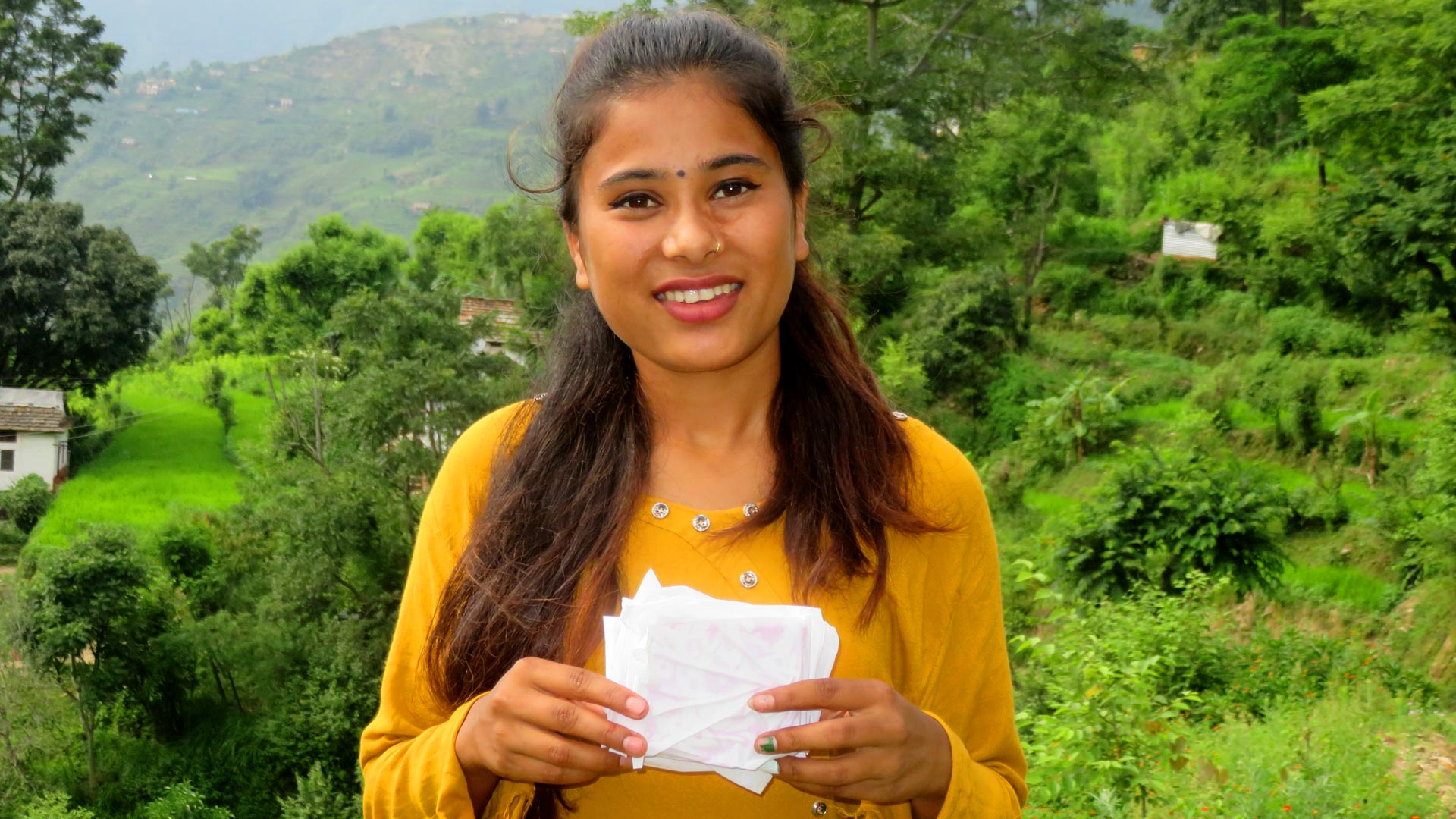 Hima tem 18 anos e, assim como muitas jovens do Nepal, não está conseguindo comprar absorventes higiênicos, um produto que ainda é caro e de difícil acesso no país. Foto: ActionAid