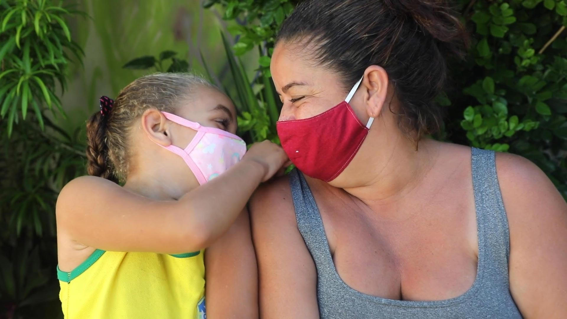 O recebimento dos kits lúdicos tem trazido alívio e esperança para as mães que estão com seus filhos e filhas em casa na pandemia. Foto: Ventana Filmes / ActionAid