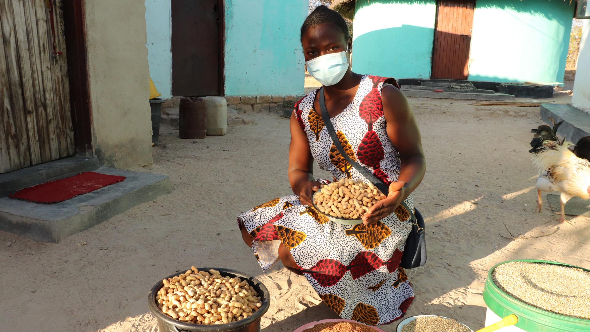 Desde o treinamento da ActionAid, Mavis está cultivando grãos, que geram renda e alimentam sua família. Foto: ActionAid