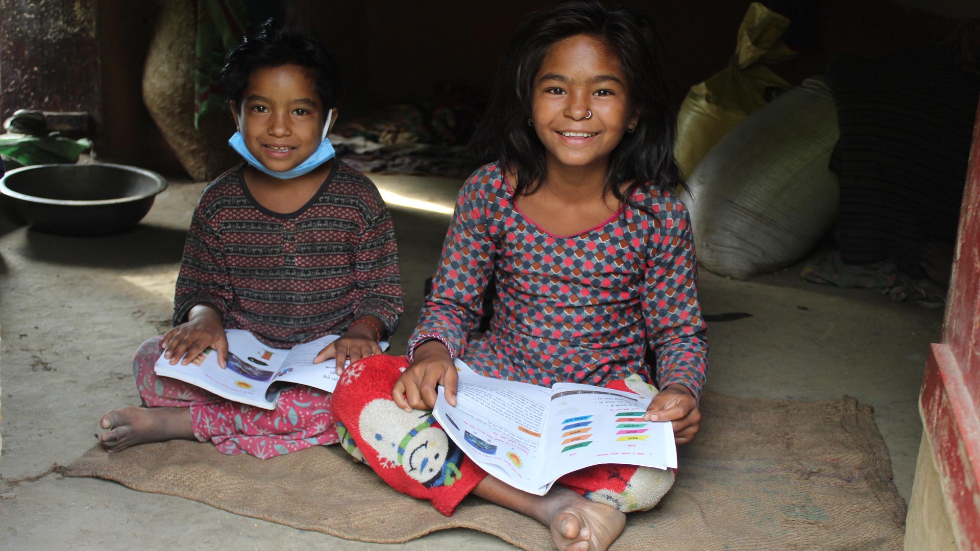 Com a retomada das aulas, Ampura continua a estudar e ainda compartilha o aprendizado com sua família. Foto: ActionAid
