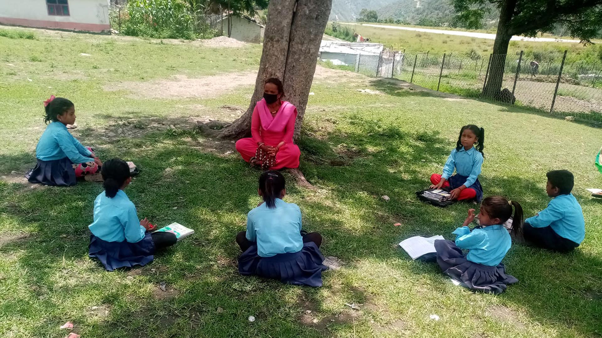 No Nepal, o projeto local da ActionAid organizou aulas comunitárias em áreas abertas, respeitando o distanciamento social. Foto: ActionAid