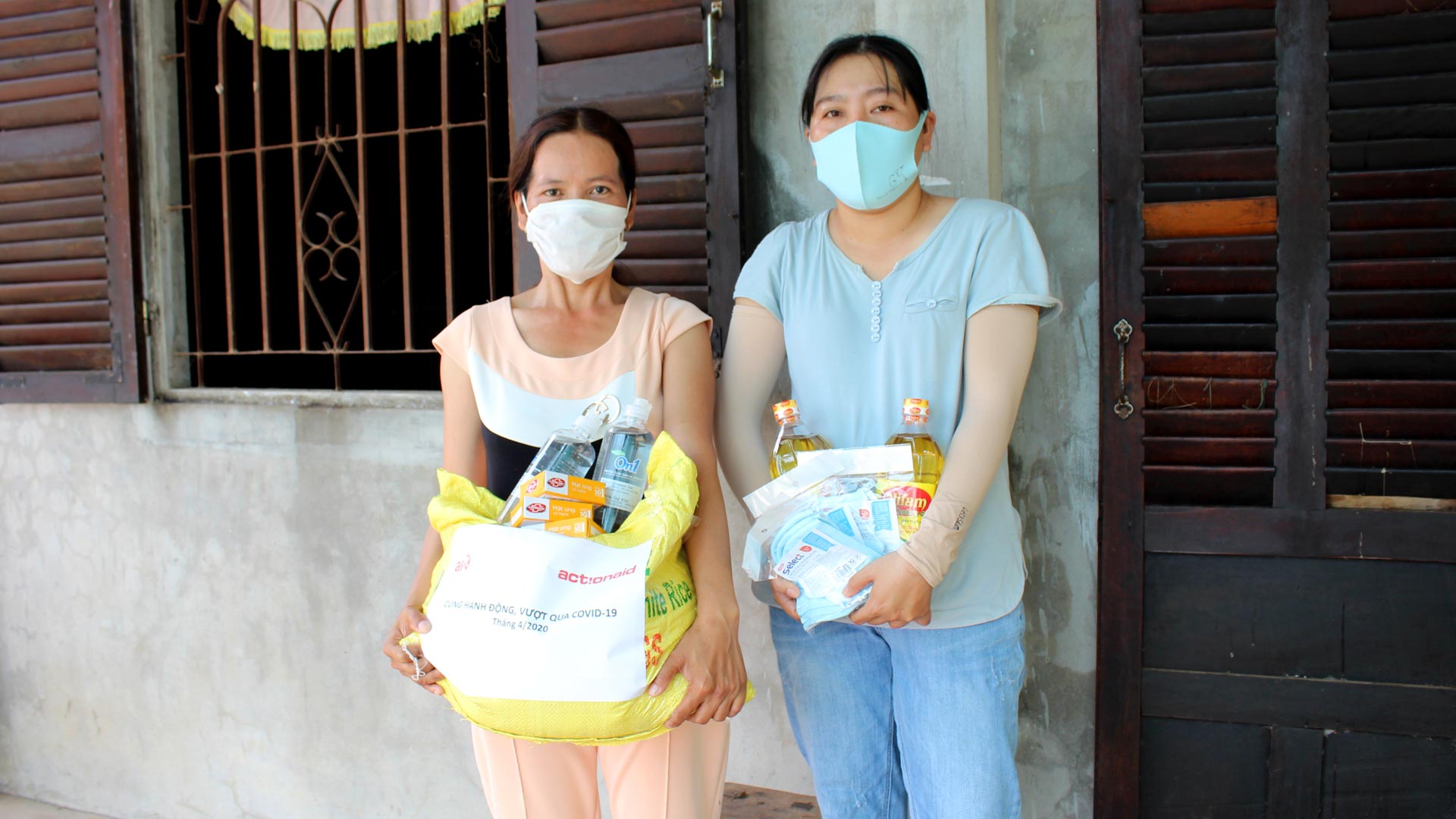 No Vietnã, Son Thi Huong (esq.), de 42 anos, se tornou provedora de toda a família e foi uma das pessoas que pudemos ajudar. Foto: ActionAid