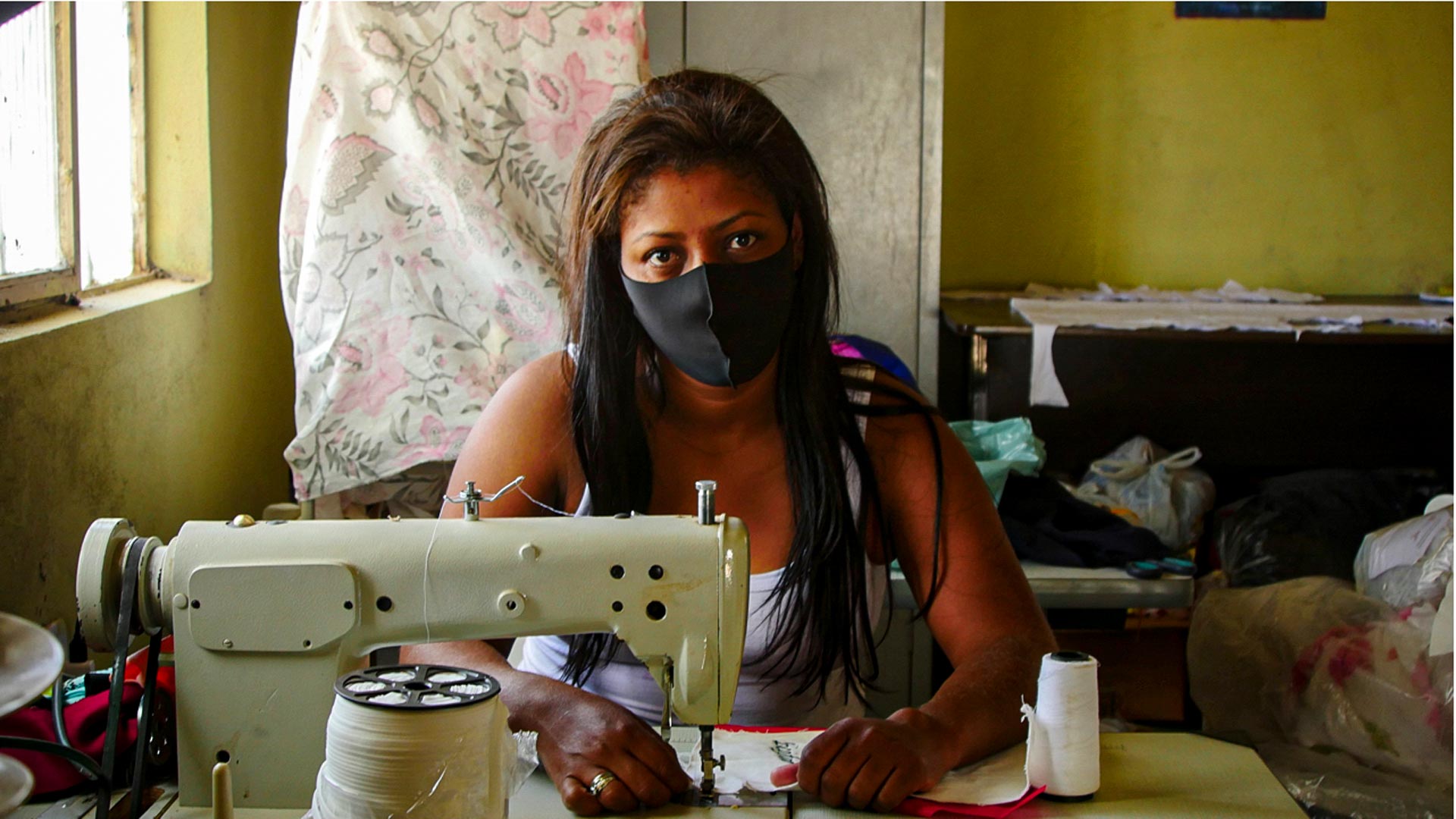 Com apoio da ActionAid, Elciene confecciona máscaras e tem conseguido renda para manter uma vida digna para a família. Foto: CAA