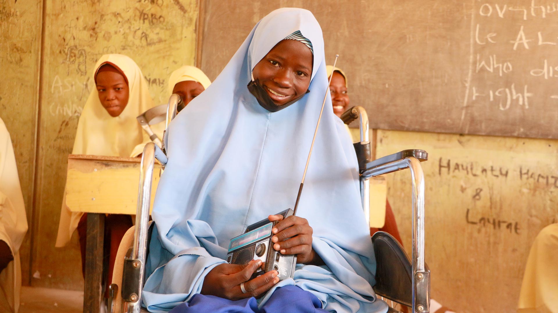 Com o rádio que ganhou da ActionAid, Ummu pôde estudar durante a pandemia e passou nos exames do ensino médio. Foto: ActionAid