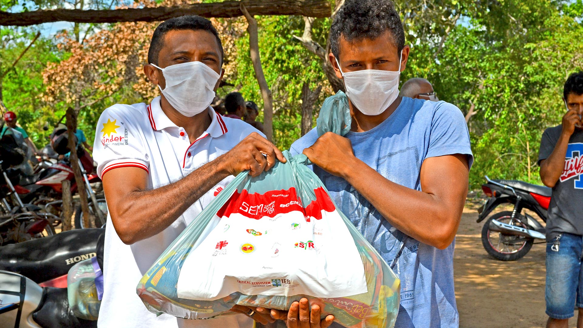 O lavrador Aluizio Silva de Jesus (dir.), do Maranhão, foi um dos beneficiados pela entrega de cestas básicas. Foto: Eanes Silva / ActionAid