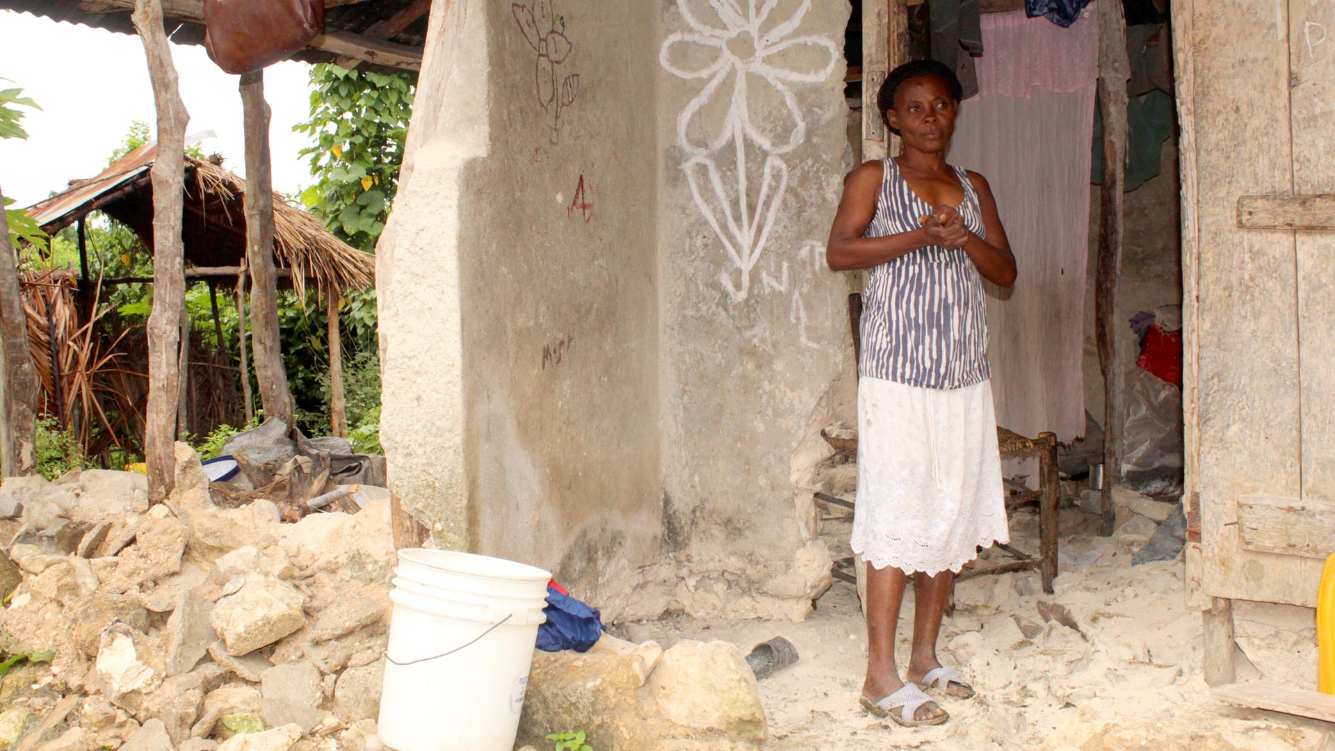 Com a casa destruída após o terremoto, a família de Marie está dormindo do lado de fora, em frente aos destroços, sem comida e sem água. Foto: ActionAid