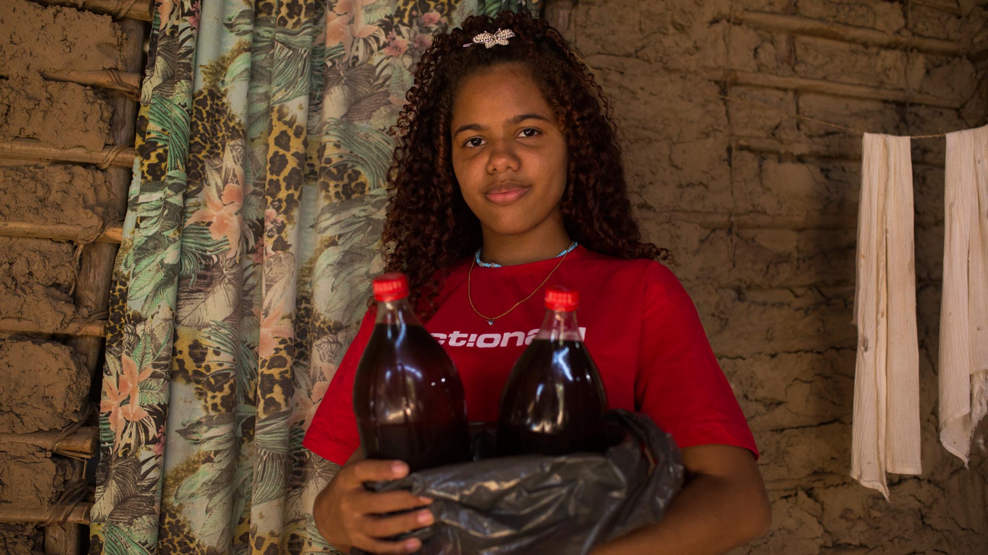 Rayane e sua família fazem a extração do óleo do coco babaçu, fruto típico de sua região. Foto: ActionAid