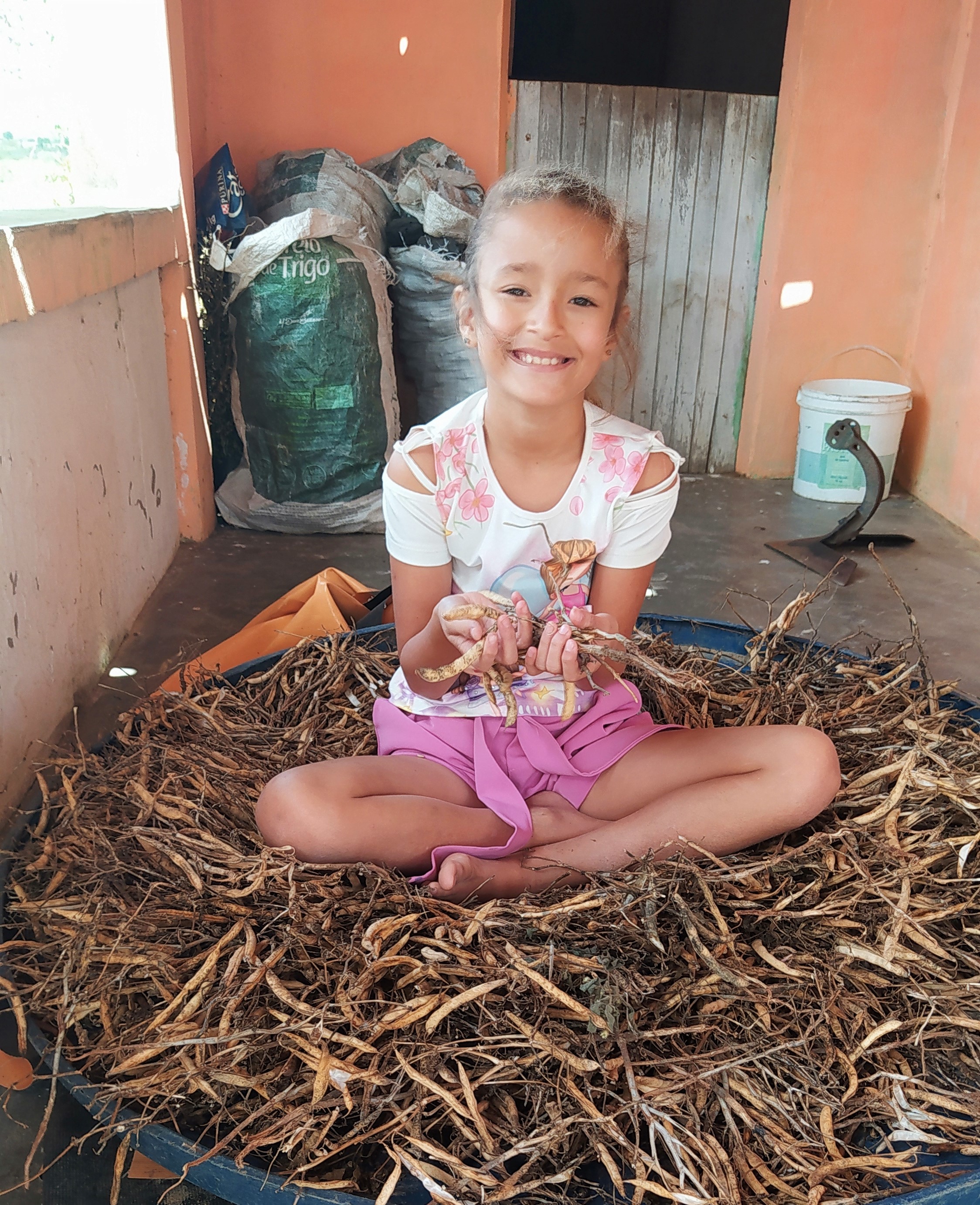 Emilly mostra a colheita de feijão da família, que ela ajuda a cultivar / Maria do Socorro Alves Santos / ActionAid