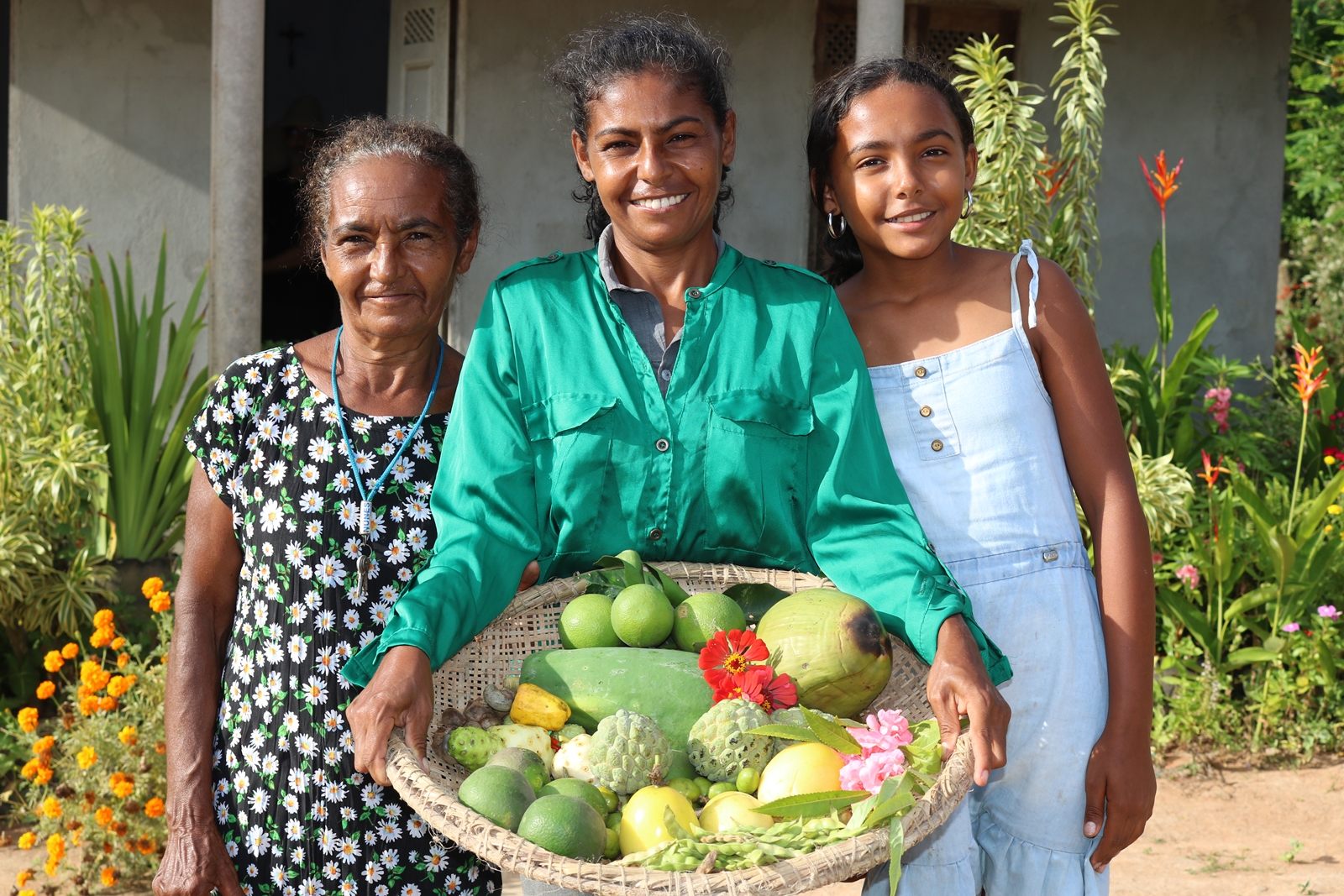 Cristina, sua mãe e sua filha, três gerações de luta e amor pela terra / Foto: Allan Suzart - MOC / ActionAid