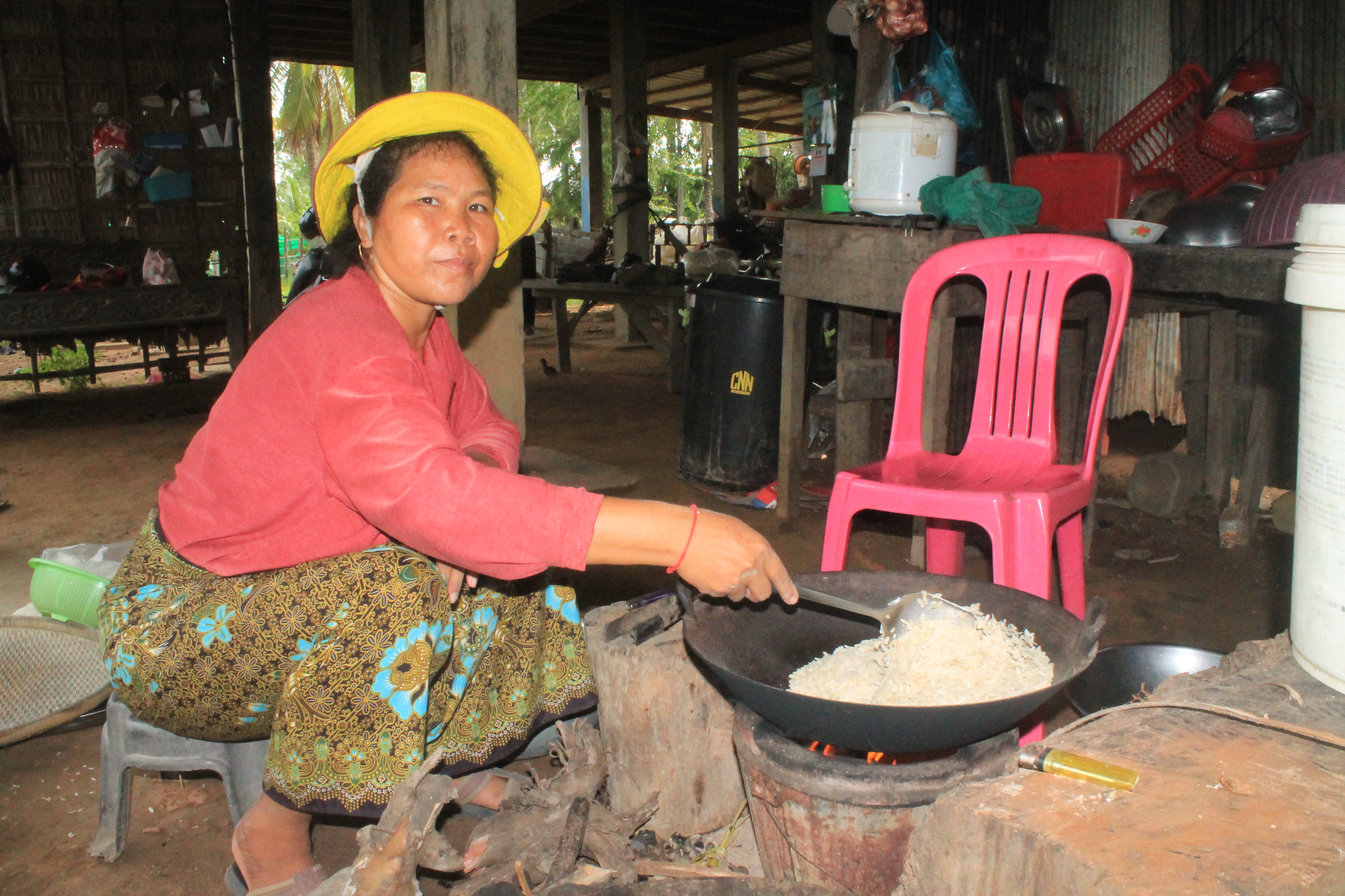 Savoeurn aprendeu a otimizar sua produção e agora pode construir uma nova vida para sua família / Foto: lang Lach and Tha Sen / ActionAid