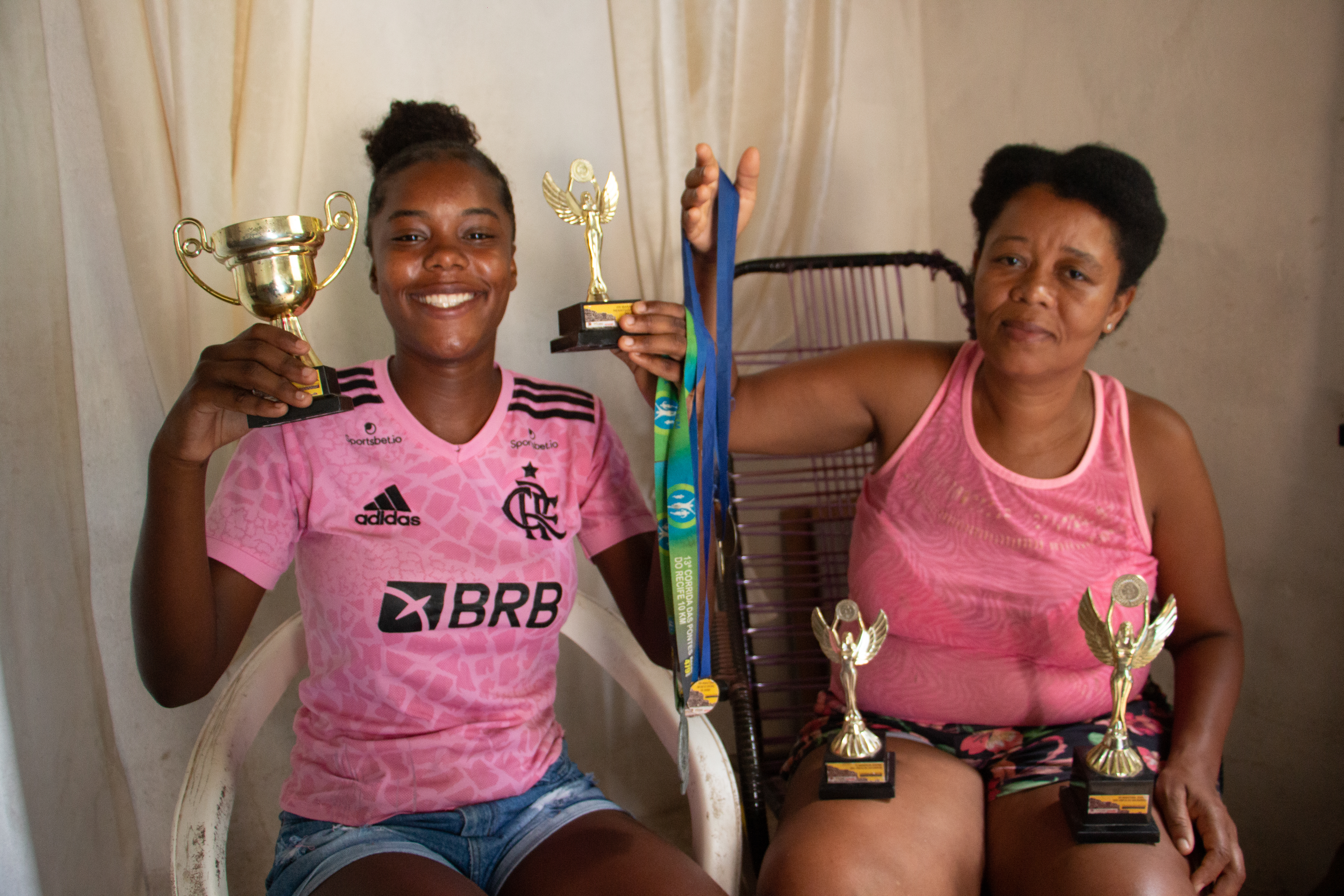 Bruna e sua mãe, Patrícia, mostram com orgulho as conquistas da filha no esporte / Foto: Kayo Ferreira / ActionAid