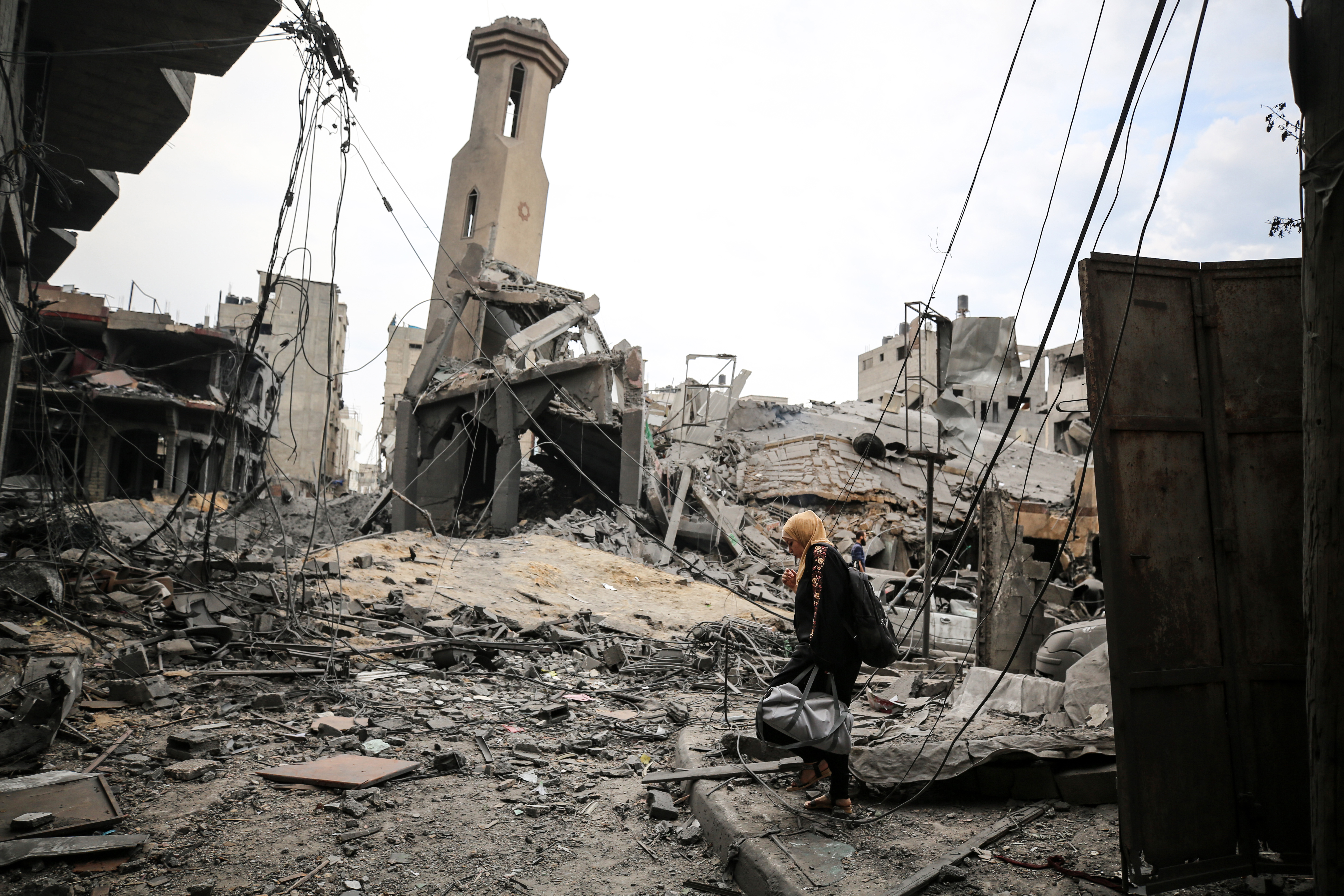 Palestinos inspecionam ruínas de uma mesquita, destruída por bombardeios de Israel no início de outubro, no campo de refugiados de Shati, em Gaza / NurPhoto /Getty