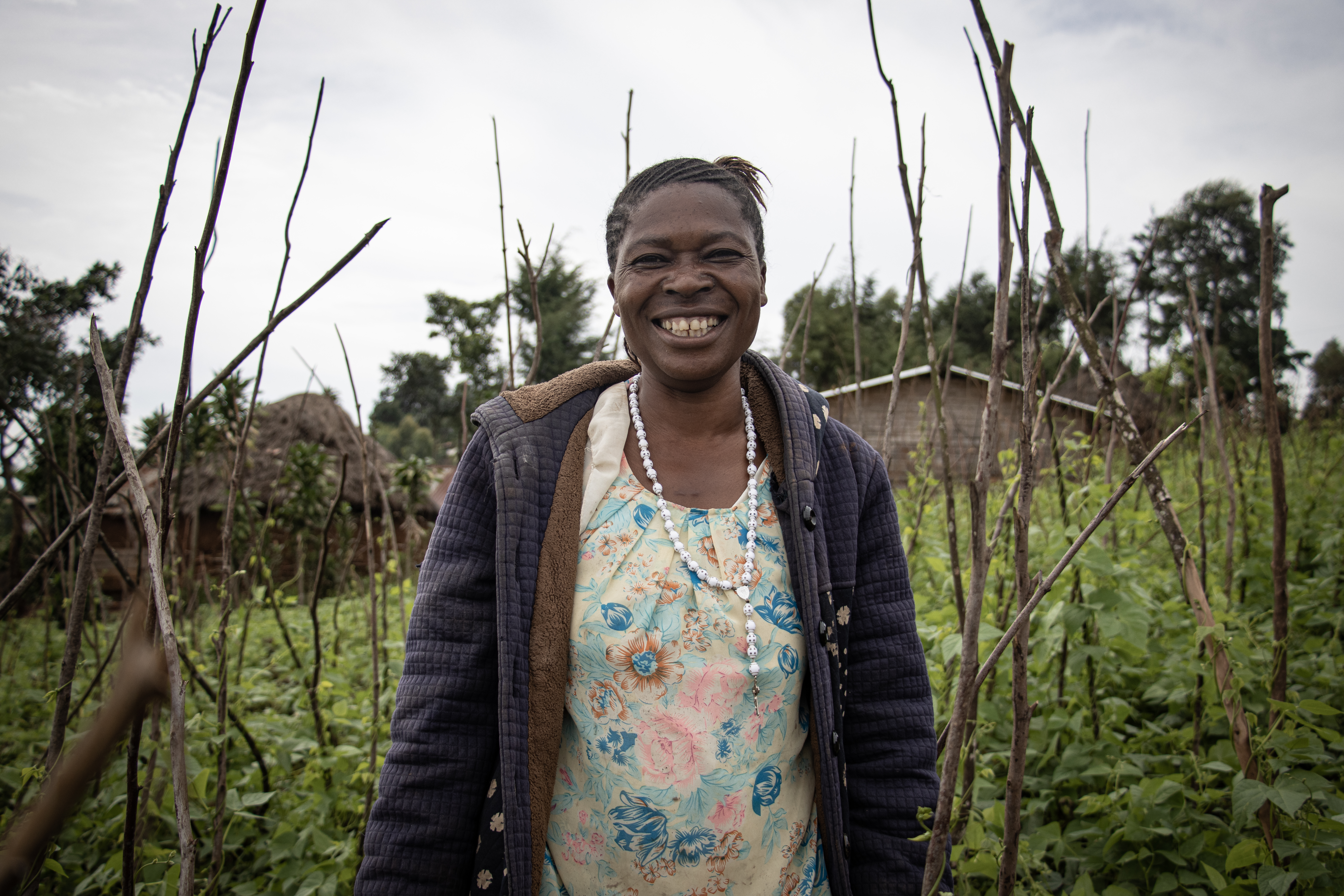 Graças a agroecologia, Vinciane melhorou sua relação com a terra e pode pagar a escola dos filhos com o que colhe / Foto: Esther N'sapu / ActionAid