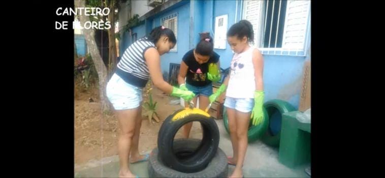 Aos 12 anos, nasceu a paixão de Amanda por sustentabilidade e meio ambiente, quando participou de uma atividade de apadrinhamento para construir um canteiro de hortaliças / Foto: Arquivo pessoal