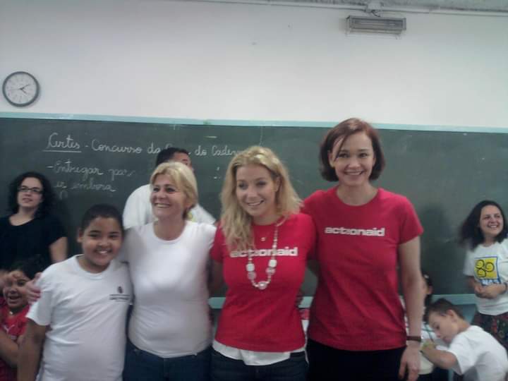 Uma das memórias preferidas de Amanda: uma visita da atriz Julia Lemmertz e da cantora Luiza Possi em sua escola, em Heliópolis / Foto: Arquivo pessoal